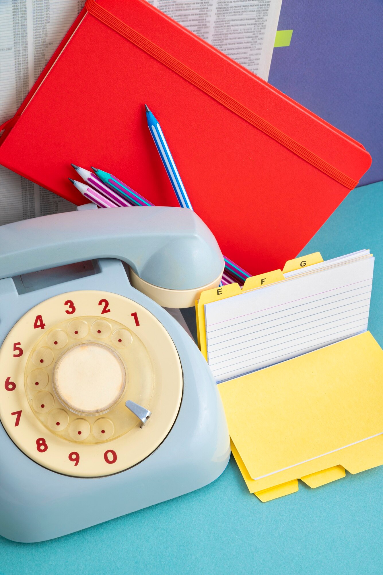 Modernt skrivbord med laptop och anteckningsmaterial