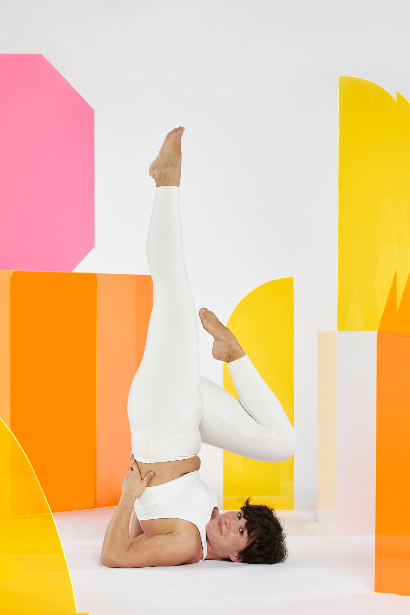 Lugn arbetsmiljö med skrivbord och anteckningar